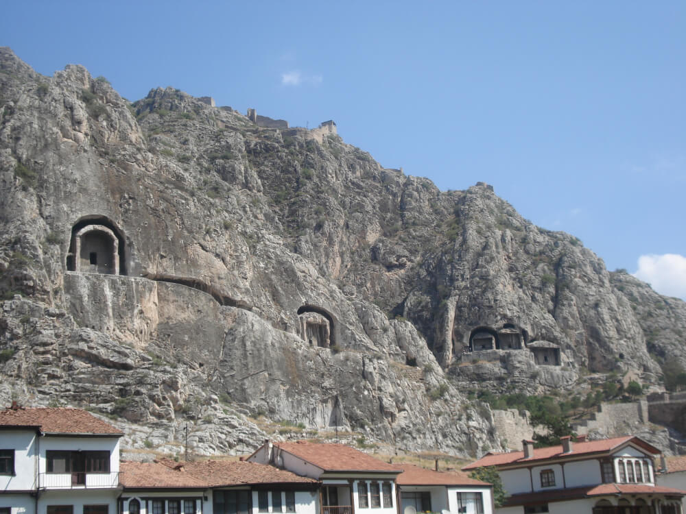 λαξευτοί τάφοι Μιθριδατών βασιλέων (2) (1)