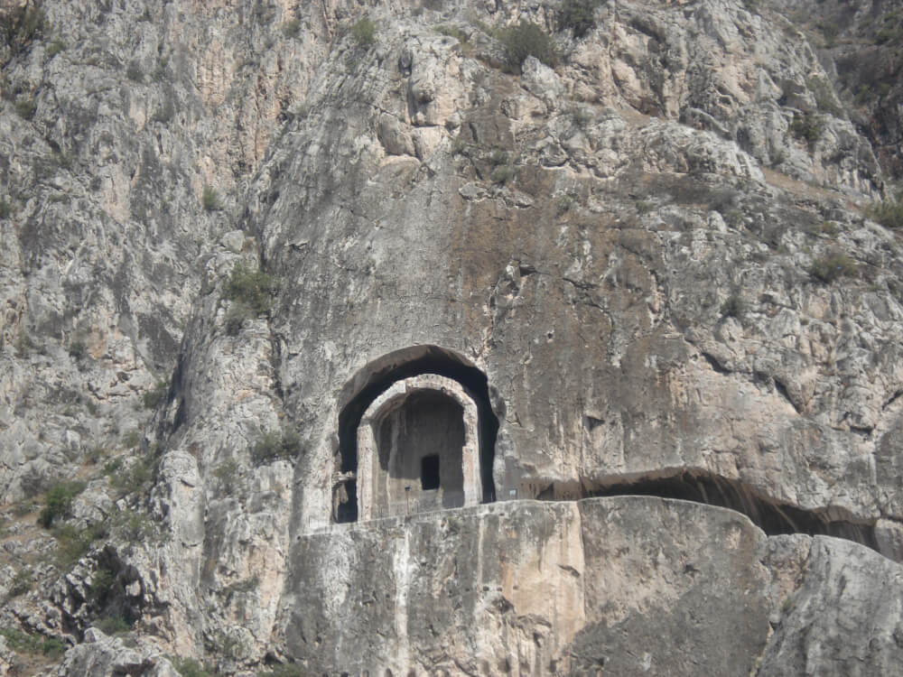 λαξευτοί τάφοι Μιθριδατών βασιλέων (3) (1)