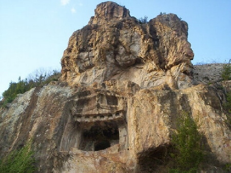 ο λαξευτός τάφος.