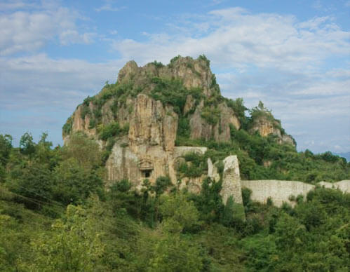 το οχυρό και ο τάφος